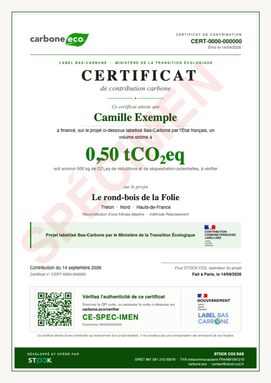 Spécimen d'un certificat de contribution carbone Carbone.eco : bénéficiaire, volume en tonnes, projet financé, QR code et code de vérification.